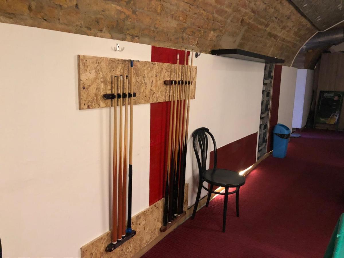 Whole Basement Former Pub For Stag Do, Bachelor House Party Flat บูดาเปสต์ ภายนอก รูปภาพ