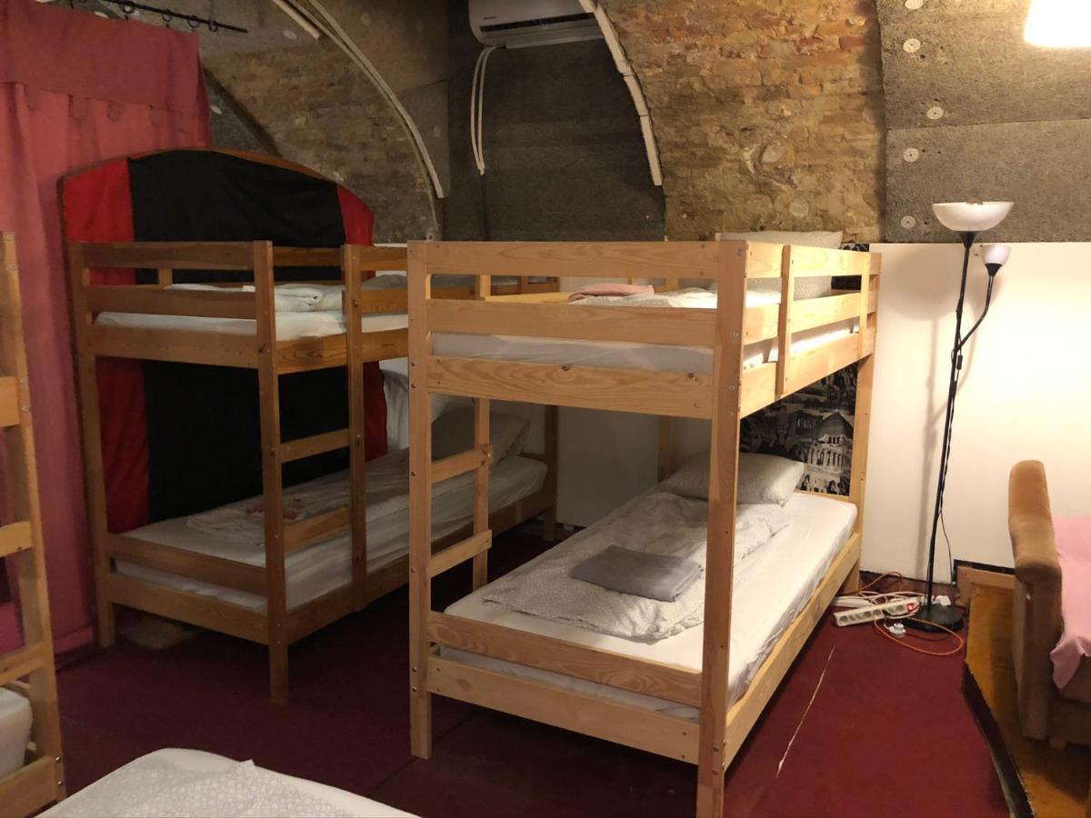 Whole Basement Former Pub For Stag Do, Bachelor House Party Flat บูดาเปสต์ ภายนอก รูปภาพ