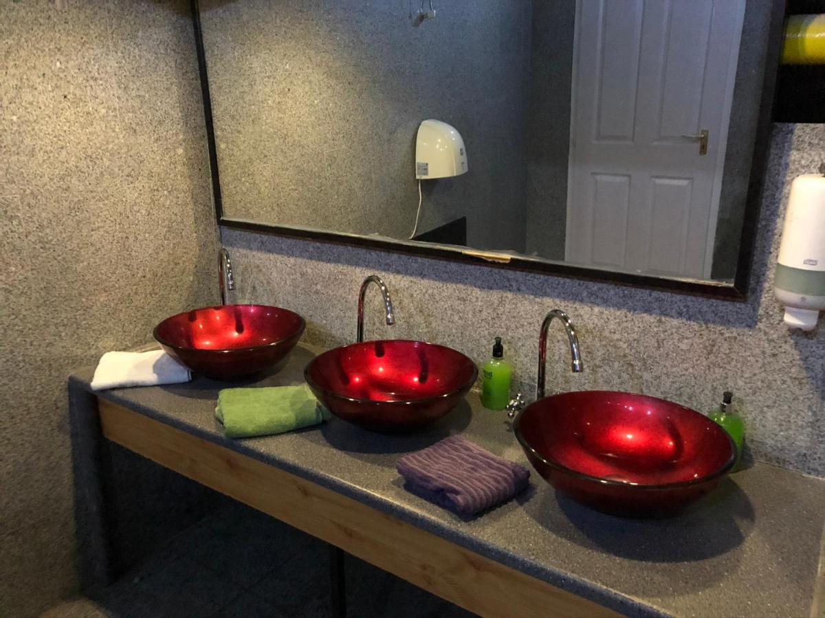 Whole Basement Former Pub For Stag Do, Bachelor House Party Flat บูดาเปสต์ ภายนอก รูปภาพ