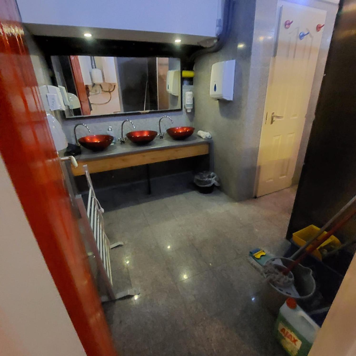 Whole Basement Former Pub For Stag Do, Bachelor House Party Flat บูดาเปสต์ ภายนอก รูปภาพ